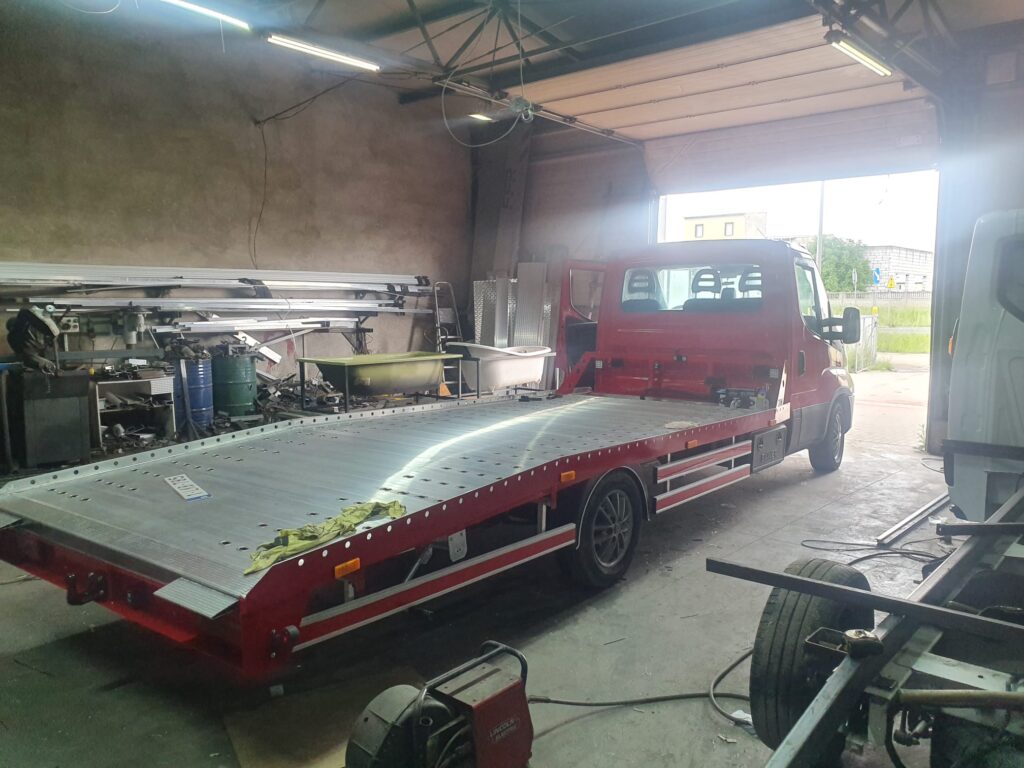 czerwona autolaweta z aluminiową zabudową IBW